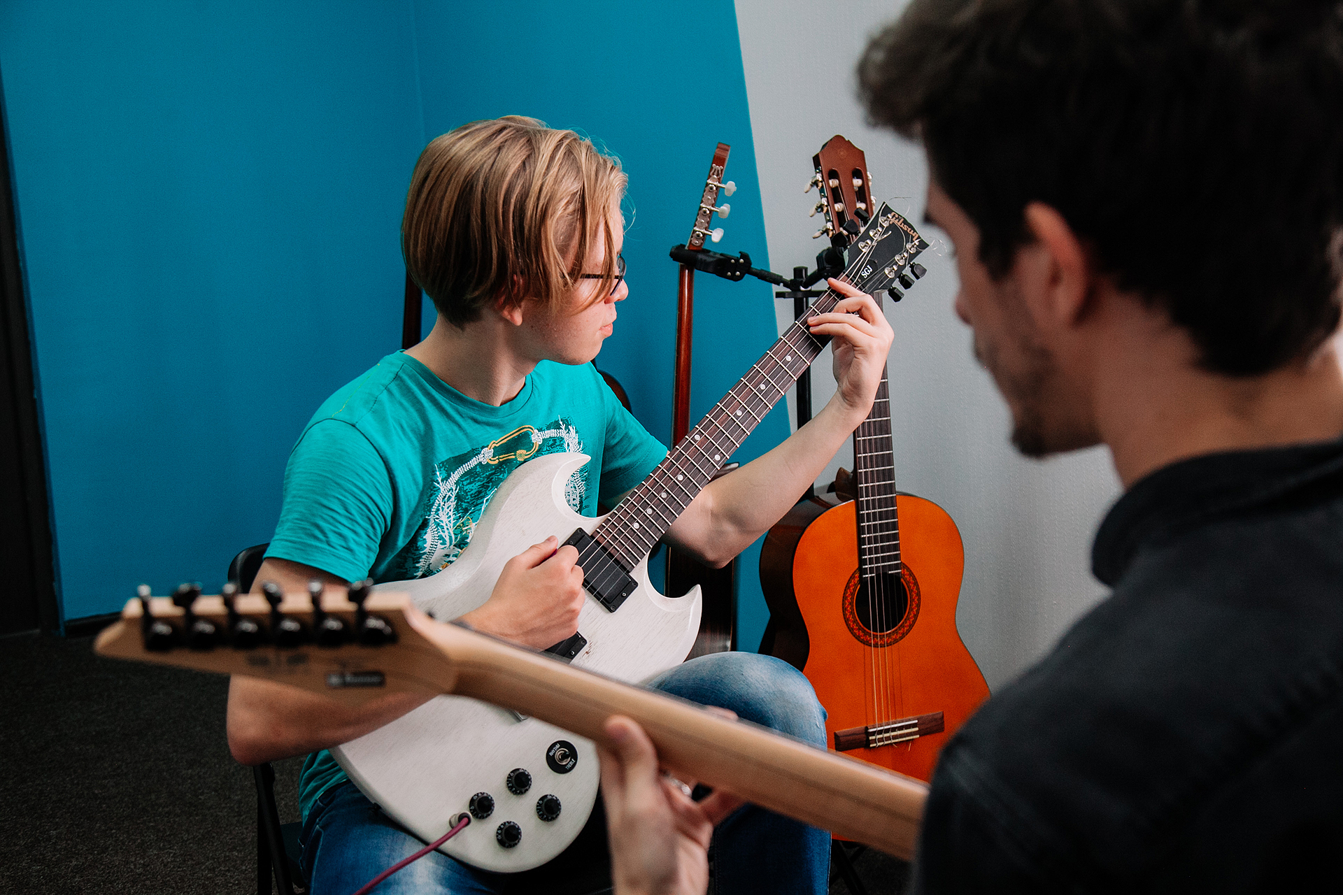 Музыка для видео для школы. Подростки в музыкальной школе гитаристы. Занятия музыкой. Школа музыки Аллегро. Школа музыки Аллегро Казань.